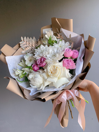 Букет с пионовидными розами и папоротником