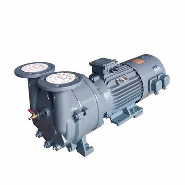 Китайский водокольцевой вакуумный насос на белом фоне