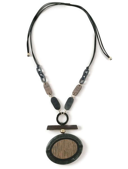 (АРТИКУЛ: 8997/52) КОЛЬЕ ЖЕНСКОЕ, В СЕРО-БЕЖЕВЫХ ТОНАХ, ЮВЕЛИРНЫЙ ПЛАСТИК, ДЕРЕВО, ЗОЛОТИСТЫЙ МЕТАЛЛ, ЧЕРНЫЕ ШНУРКИ