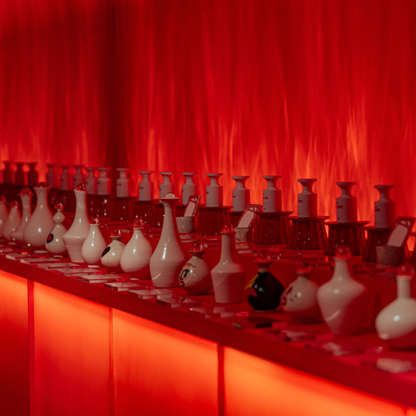 Скульптурные флаконы ORMAIE с характерными деревянными крышками.