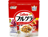 Calbee Хрустящие зерновые хлопья (мюсли) c клубникой, изюмом, яблоком, папайей и тыквенными семечками (330 г)