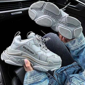 Кроссовки Balenciaga Triple S серые с надписями в Красноярске