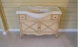 Тумба под накладную раковину на резных ножках.