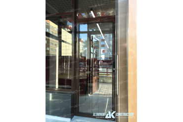 Внутренний дверной блок двустороннего остекления 
Благодаря шкале RAL идеально вписался в уже готовую конструкцию/ Великий Новгород, ул. Псковская, 13
Агенство Недвижимости Этажи