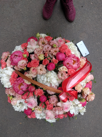 Огромный букет из шикарных цветов гортензии, эустомы, пионов, ярких роз в корзине