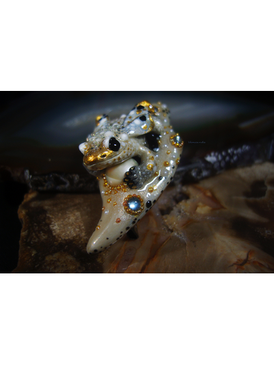 Мини-брошь с жемчугом и крылатой лягушкой &quot;Царская бабочка, Дивная Зоренька&quot;