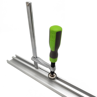 Винтовая струбцина для установки в паз