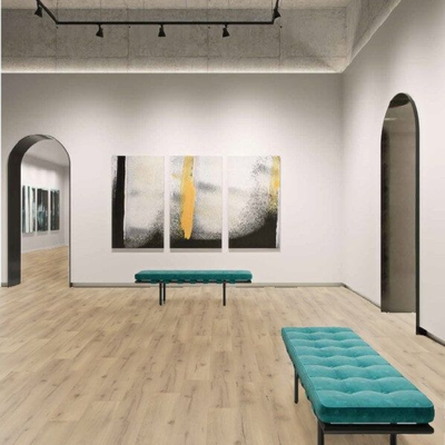 Ламинат Wineo Дуб Рустик Бежевый LA175LV4 в интерьере выставочного зала