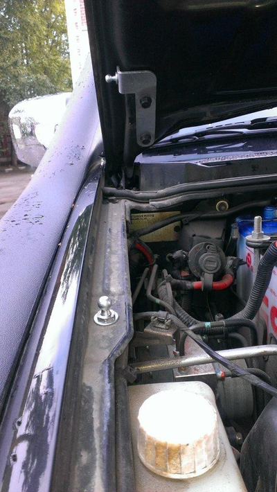 Установочный комплект амортизаторо (упоров) капота для Mitsubishi L200 (IV, 2006-2015 ) / Pajero Sport (II, 2008 г. -)