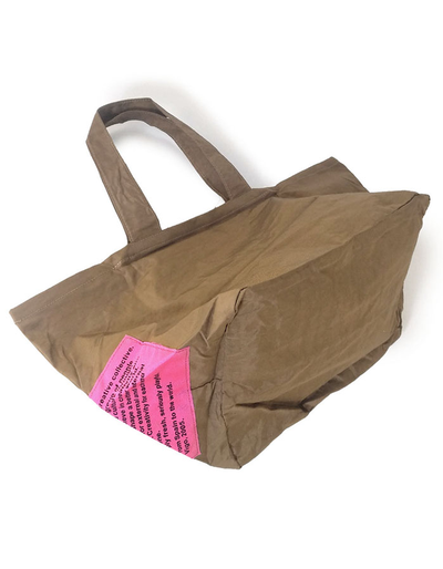 (АРТИКУЛ: 9852/2) СУМКА БОЛЬШАЯ, ТЕКСТИЛЬ, ЦВЕТ "МОКРЫЙ ПЕСОК" С ЧЕРНЫМИ БУКВАМИ И РОЗОВОЙ АППЛИКАЦИЕЙ, С РУЧКАМИ ЧЕРЕЗ ПЛЕЧО