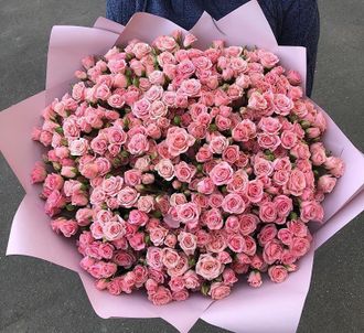 Букет 101 ветка кустовой розовой розы с оформлением