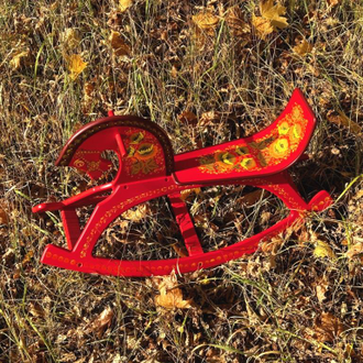 Лошадка качалка детская с ручной авторской росписью красный фон