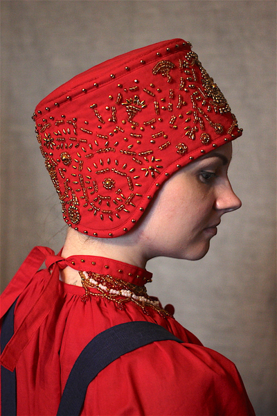 Русский народный женский головной убор "Повойник красный".