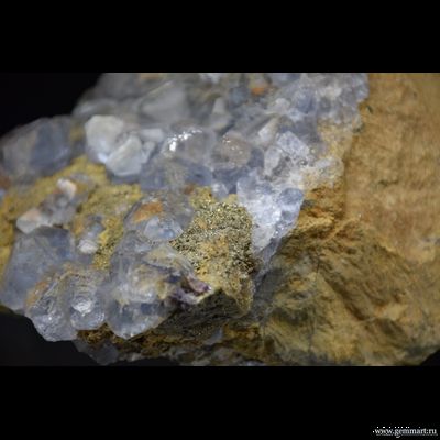 Флюорит- друза фантомных голубых кристаллов с пиритом на породе