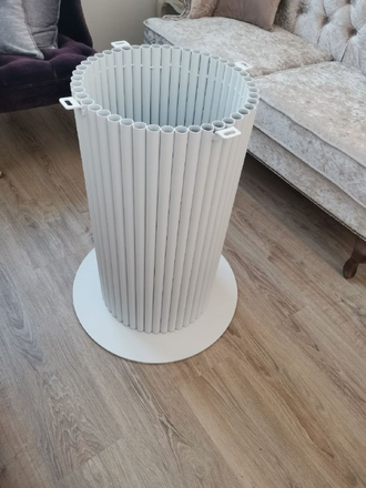 Стол обеденный на белом металлическом основании, столешница массив бука под белой эмалью d = 120 см