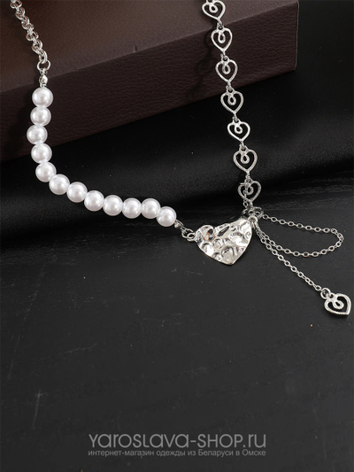 Ожерелье из жемчуга и серебра  с подвеской из мятого металла