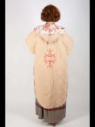 Стеганое пальто "Родное тепло" с капюшоном бежевое