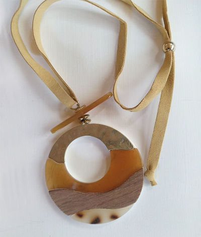 (АРТИКУЛ: 9000/02) КОЛЬЕ ЖЕНСКОЕ, С ПОДВЕСКОЙ В БЕЖЕВЫХ ТОНАХ, ЮВЕЛИРНЫЙ ПЛАСТИК, ЗОЛОТИСТЫЙ МЕТАЛЛ, БЕЖЕВЫЙ КОЖАНЫЙ ПЛОСКИЙ ШНУРОК