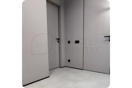 Изящный переход: монтаж черного плинтуса Dollken WLK 20 для создания плавного перехода между стеной и полом.