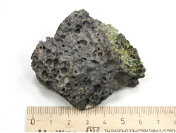 Хризолит (Перидот, Оливин) кристаллы на породе, США (54*47*29 мм, 79 г) №27232