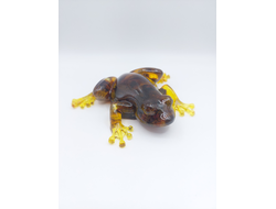 Денежная лягушка из темного янтаря