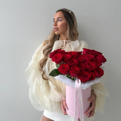 Букет в шляпной коробке «LOVE IS»