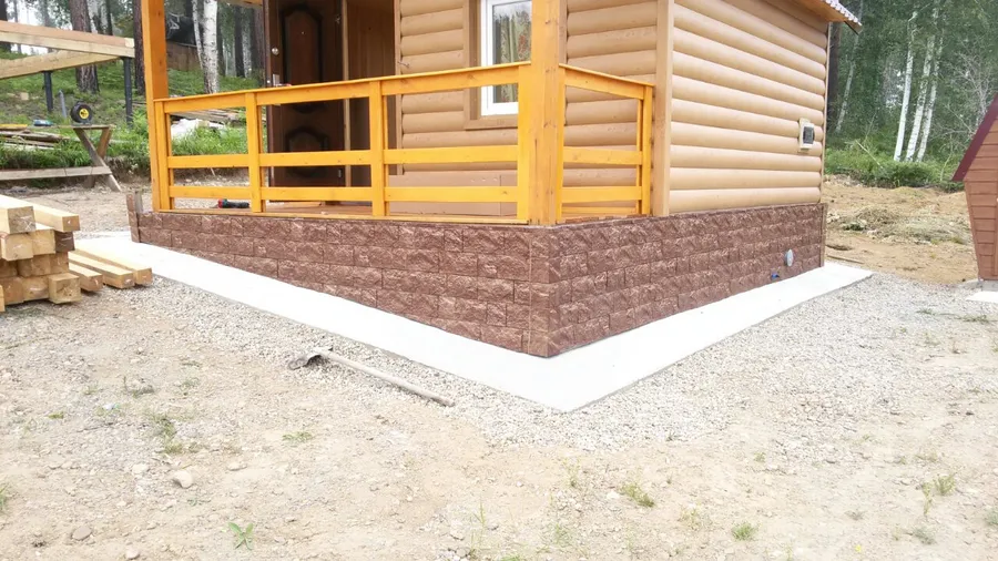 Фасады  обшили металлическим блок-хаусом.
