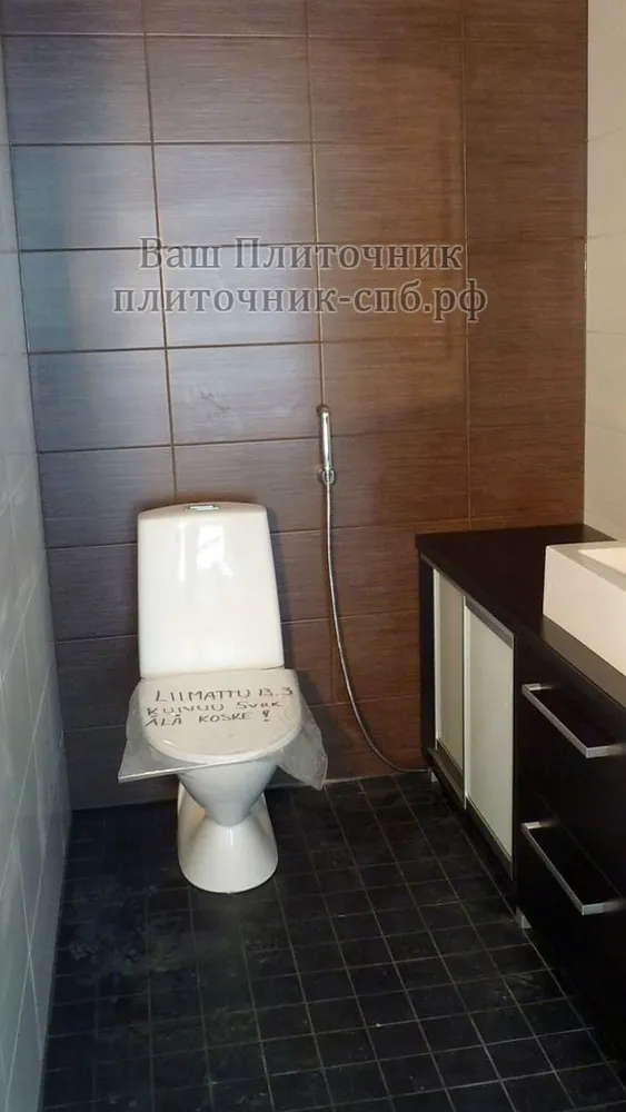 Отделка санузла: укладка плитки на пол, облицовка стен плиткой, установка сантехники