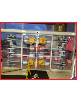 Накатка пленки с плоттерной резки на двери ТЦ