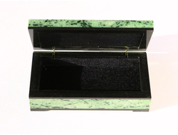 Шкатулка Цоизит цельнокройная, Россия, Урал (135*70*40 мм, 405 г) №10565