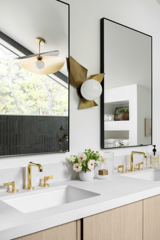 Зеркало прямоугольное в тонкой чёрной раме.