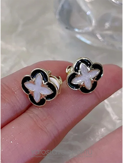 Модель : АЛ-344.Черно-белые клипсы в форме клевера