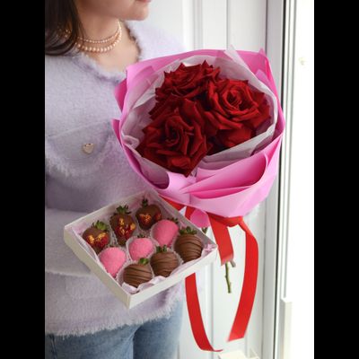 Набор клубника в шоколаде с красными розами