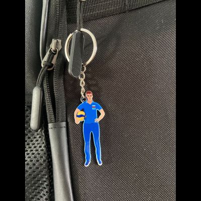 БРЕЛОК ТРЕНЕР ВОЛЕЙБОЛ МУЖЧИНА (МЕТАЛЛИЧЕСКИЙ ПЛОСКИЙ ДВУСТОРОННИЙ)