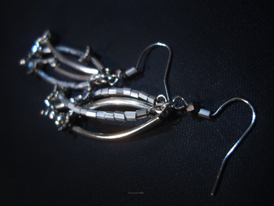 "Ледяные веточки", длинные серьги из бисера и бусин