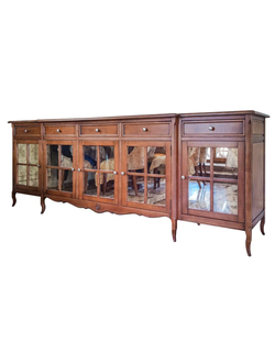 Пятистворчатый комод, с перепадом по глубине.