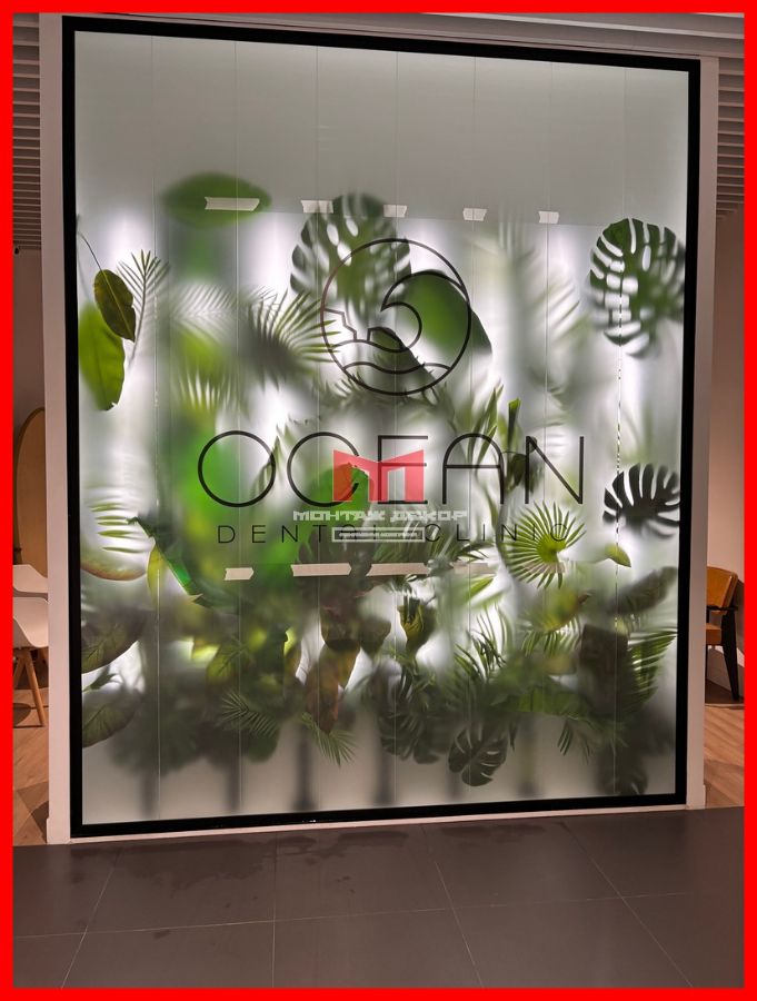 Оклеить стеклянную витрину прозрачной плёнкой с печатью изображений и логотипа