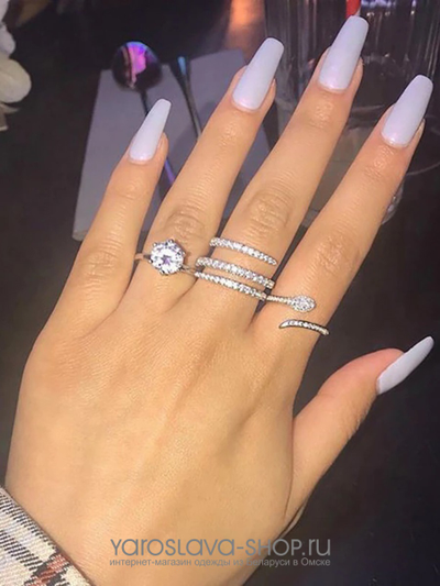 Кольцо с белыми стразами три витка