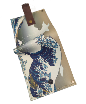Портмоне-бифолд с принтом по мотивам картины Кацусики Хокусая "Большая волна в Канагаве"