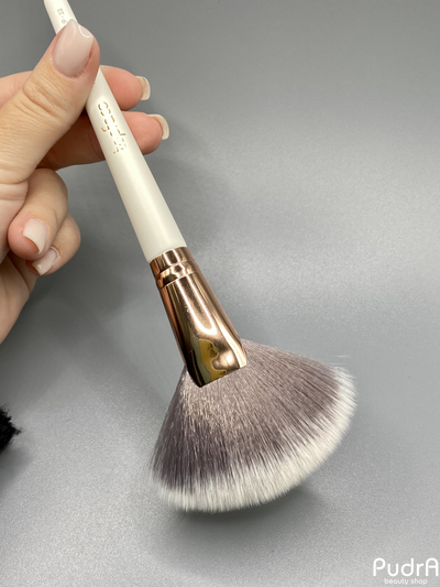 Topface Кисть для макияжа F22 Fan Brush для хайлайтера