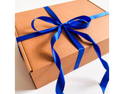 Большая подарочная коробка GILEV 44x32x15см с синей лентой и наполнителем крафт