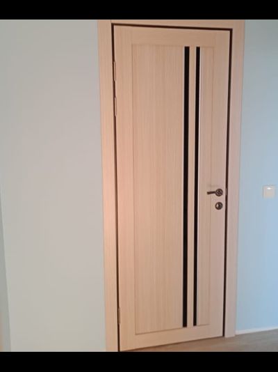 OPTIMA PORTE/ TURIN 525 АПС ДУБ БЕЛЕНЫЙ/ LACOBEL ЧЕРНЫЙ ЛАК