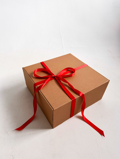 Огромная подарочная коробка GILEV 45х45х20см с красной лентой и наполнителем крафт