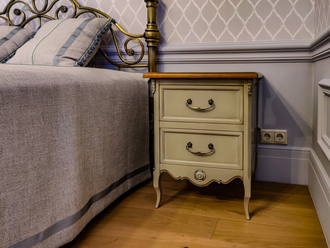 Тумба прикроватная в классическом стиле, 2 ящика.