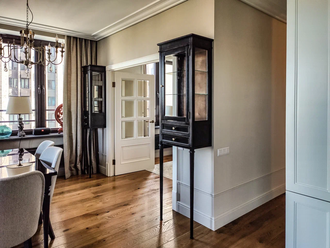 Витрина узкая на двух ножках.