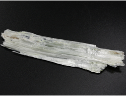 Брусит (немалит) светло-зеленый, волокнистый брусит, коллекционный образец, Россия, КЧР, Урупский район, м-ние Мощевая балка (86*17*5 мм, 10 г) №29694