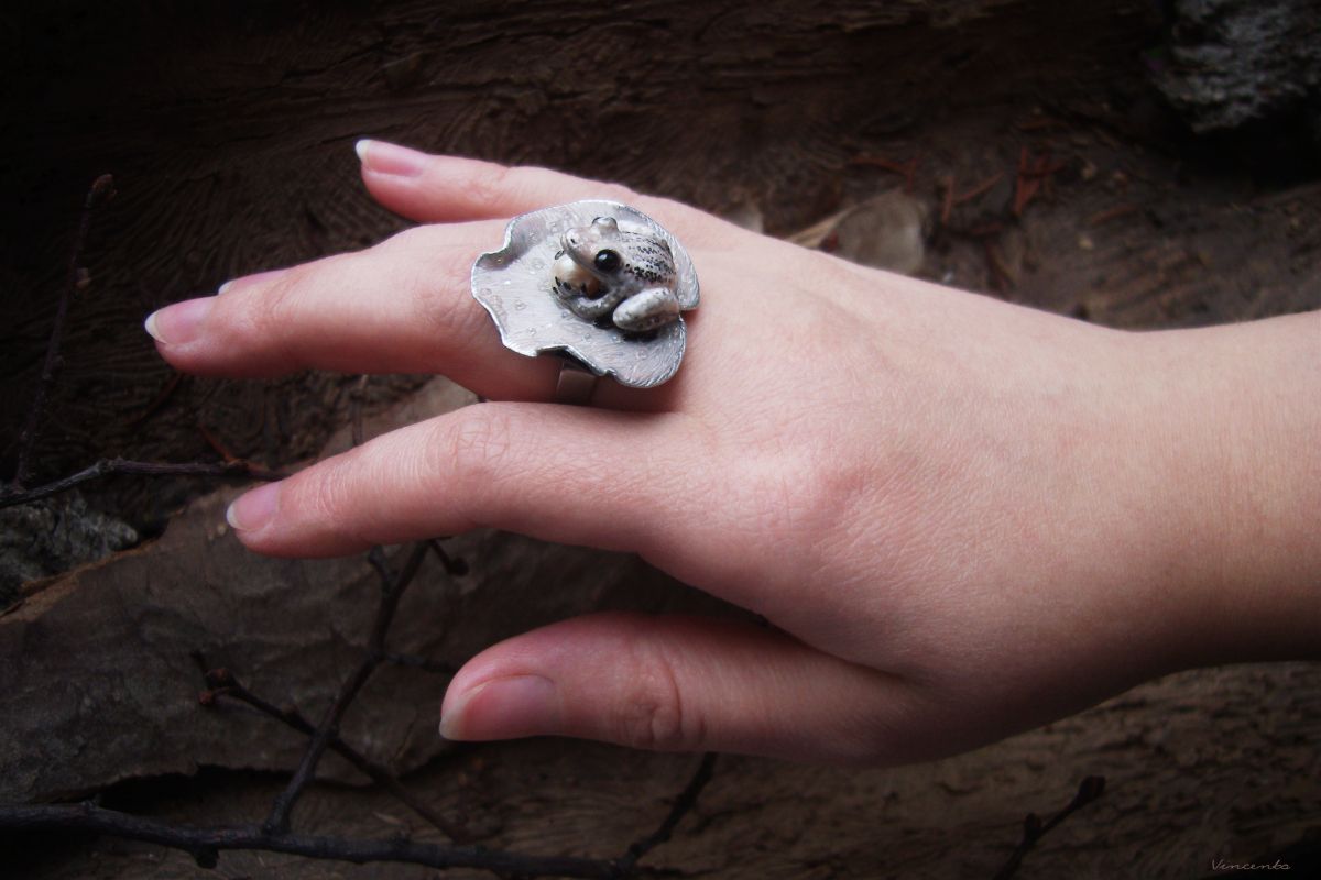 Волшебное кольцо в стиле арт-нуво с барочной жемчужиной и лягушкой (скульптурная миниатюра)