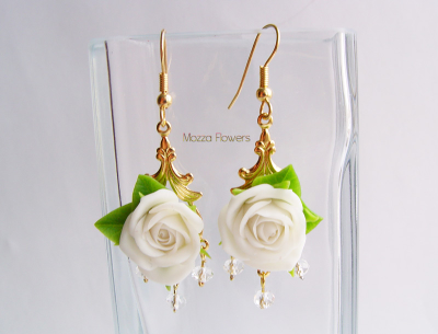 Комплект "Свежесть белых роз". Позолота. Цветы из полимерной глины.