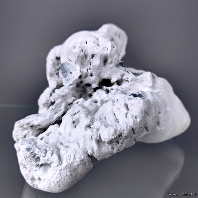 Кахолонг с корочкой кенияита. Южный Урал. Россия. 140*90*100мм