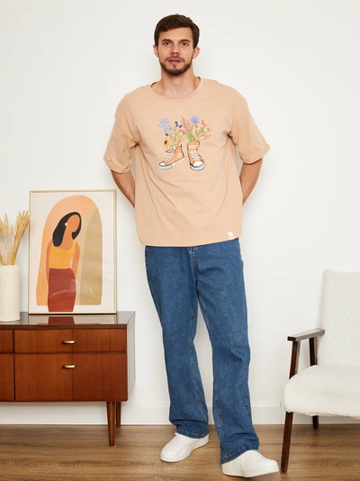 МУЖСКАЯ ФУТБОЛКА БЕЖЕВЫЙ "ЦВЕТОЧНЫЕ КЕДЫ"